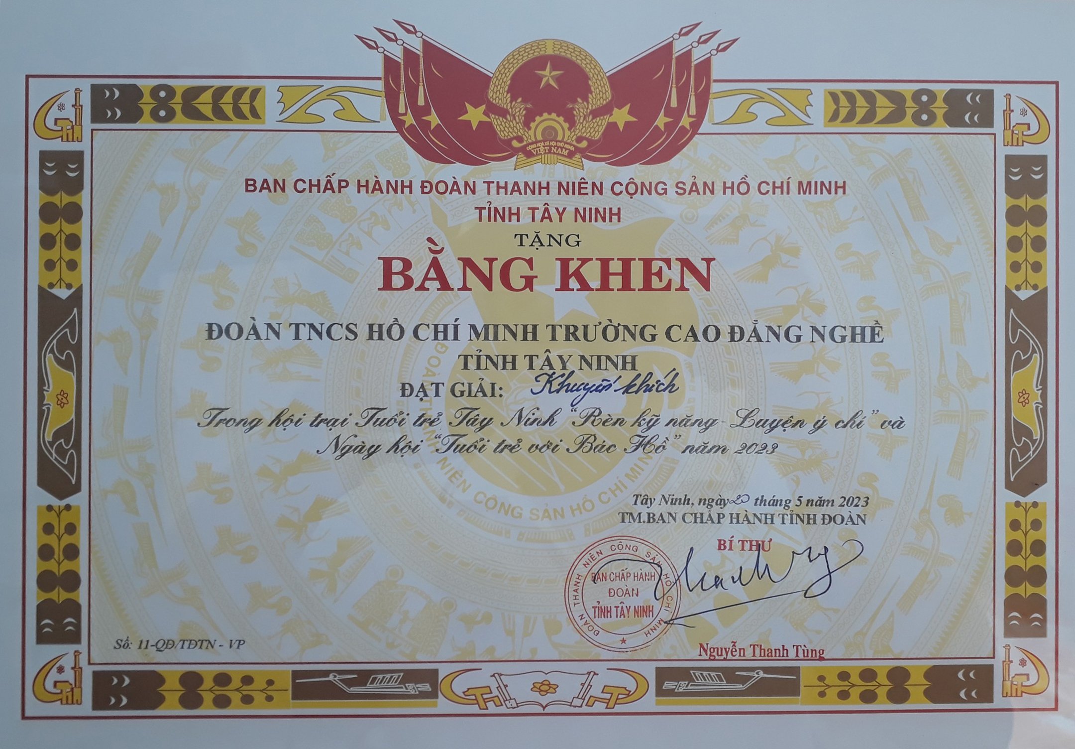 Đoàn TNCS HCM trường Cao đẳng nghề Tây Ninh nhận bằng khen BCH ĐTNCSHCM trong hội trại Tuổi trẻ Tây Ninh năm 2023